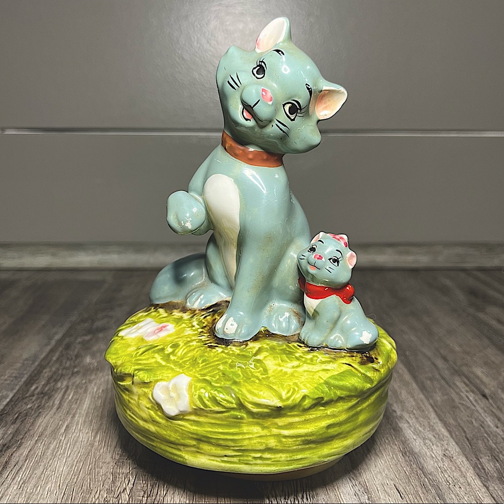 Duchess and Marie The Aristocats Disney Musical Figurine La Vie En Rose